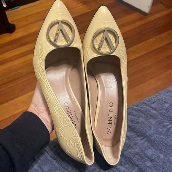 Valentino Cream Heels with Gold Accent - Picture 7 of 8